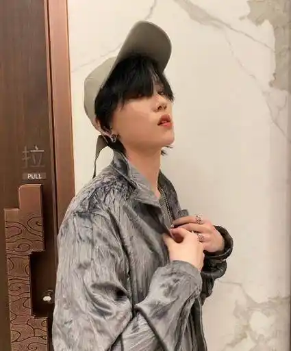 陆柯燃也太会穿了,格纹上衣配荧光裤,帅气模样男生看了都心动_服饰_第