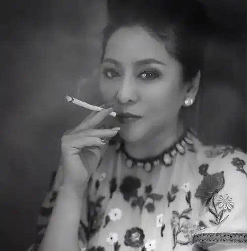 向太往事:舞女逆袭成港片教母,救梅艳芳骂周星驰,陈岚凭啥豪横