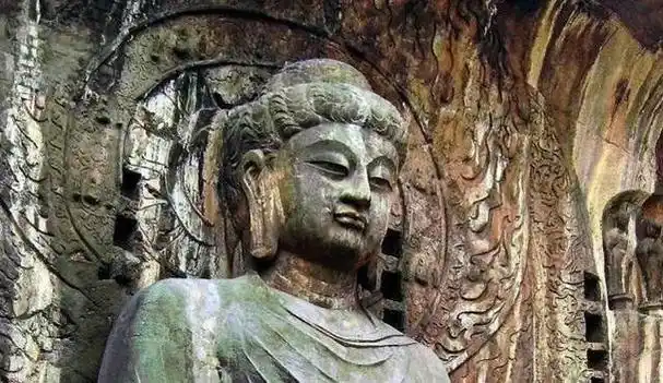 传说中,卢舍那大佛的面容据说是按照唐朝唯一女皇帝武则天的容貌塑造