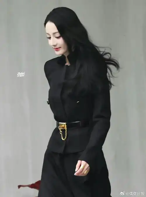 迪丽热巴一天一套造型