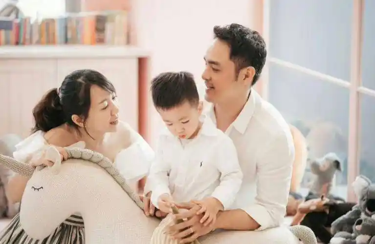 明道和妻儿罕见同框!