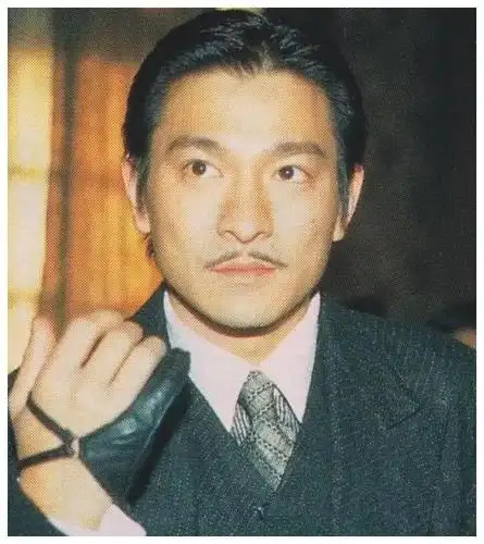 可以说他是中分发型的代言人,大家是不是看起来觉得刘德华依旧帅气!