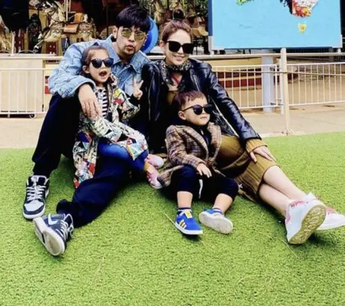 周杰伦与女儿四手联弹5岁小周周弹钢琴有模有样