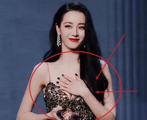 近日,知名女星迪丽热巴在参加活动时,穿着深v礼服出场,但怕露点曝光