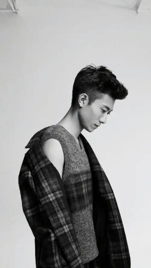 张一山帅气时尚黑白图片