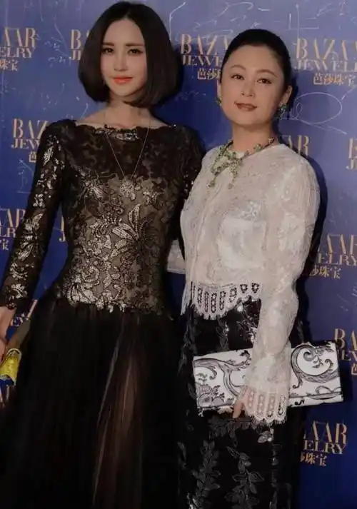 54岁陈红同框41岁张歆艺输了年龄却赢了气质一个优雅一个生硬