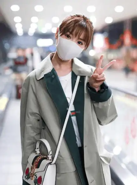 毛晓彤素颜现身机场被偶遇,网友:真人和照片中有差别