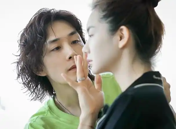 早上起床后的李承铉,不仅要照顾女儿.更要帮戚薇准备好所有的事 ..