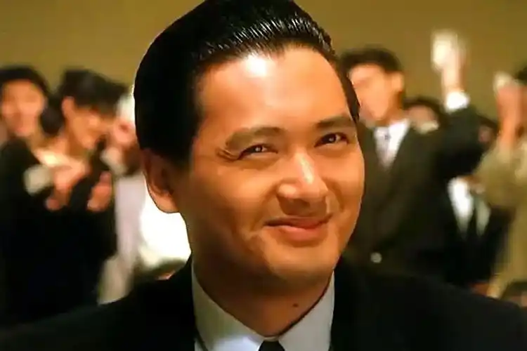 《赌神》中,一出场就自带狂拽酷炸天的bgm的高进.