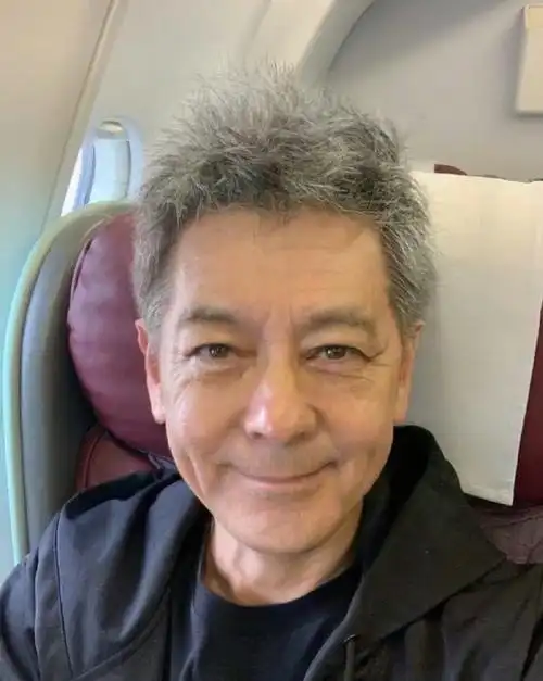 但是转眼过了20年,林志颖的容颜没有丝毫改变的样子,快50岁的他,看着