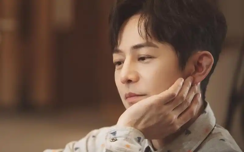 暖心男神何炅春日休闲时尚写真