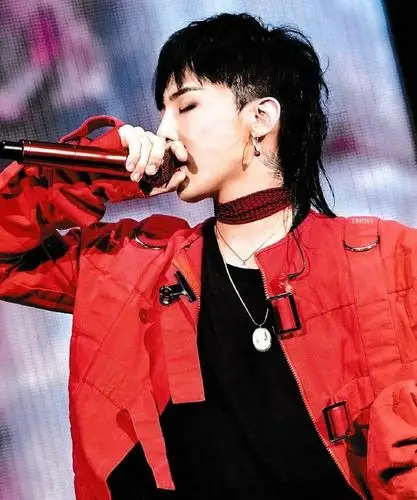 get到黑发权志龙的帅气了吗?红衣造型热情似火不愧是舞台王者
