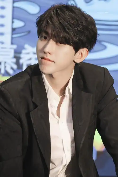 [蔡徐坤][新闻]210426 蔡徐坤黑西装亮相《奔跑吧》发布会 贵气十足的