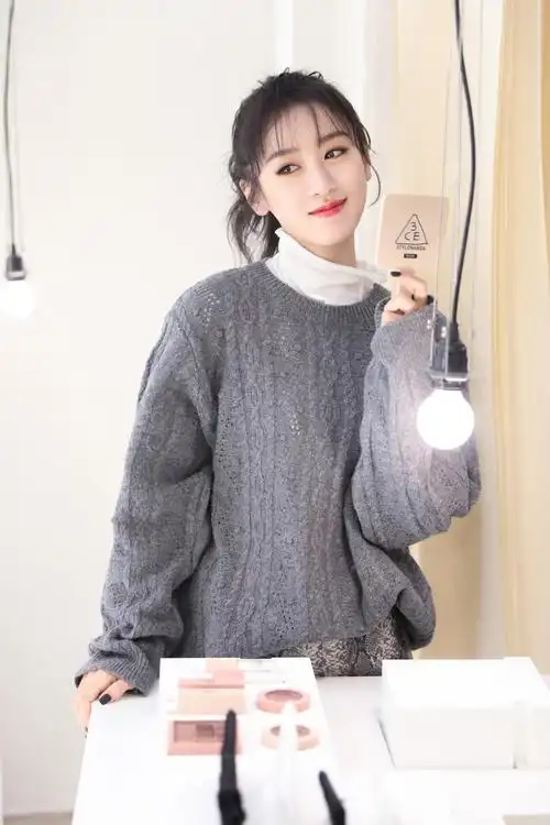 袁冰妍保暖毛衣搭配超短裙上演季节差 "漫画腿"强势吸睛__财经头条