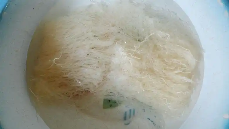 韭菜炒粉丝,米粉丝过一下热水烫一烫