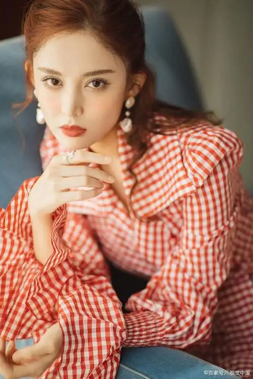 古力娜扎亮相活动现场,穿珍珠羽毛仙女裙惊艳全场,却被批太夸张