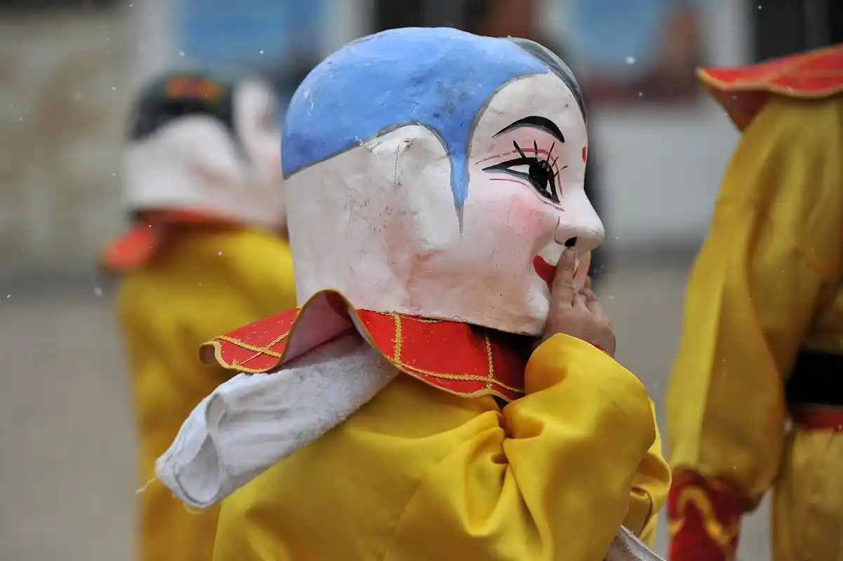 春节陕北社火挨家挨户拜年,大头娃娃卖萌抢镜