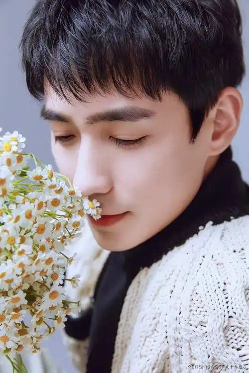 大家给我分享一下关于朱一龙的壁纸或锁屏呗