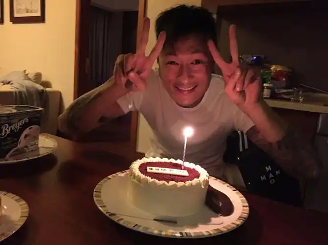 余文乐剪刀手卖萌与友人庆34岁生日 遭网友催婚