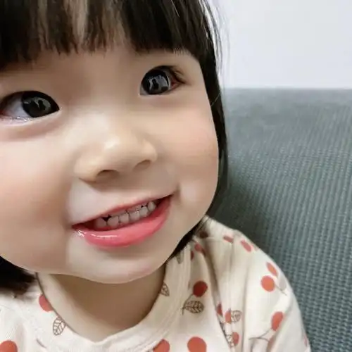 女儿和爸爸的虎牙长在同一个位置