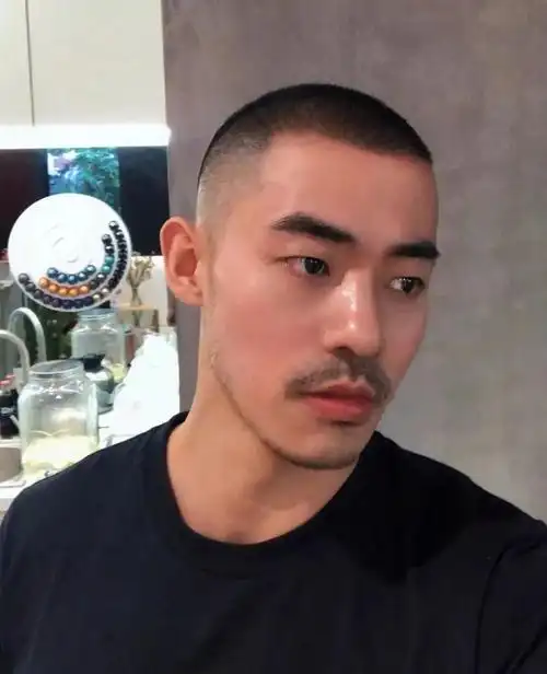 寸头分圆寸,方寸,板寸,毛寸.1.圆寸是指头顶整体是圆的,两侧推上去2.