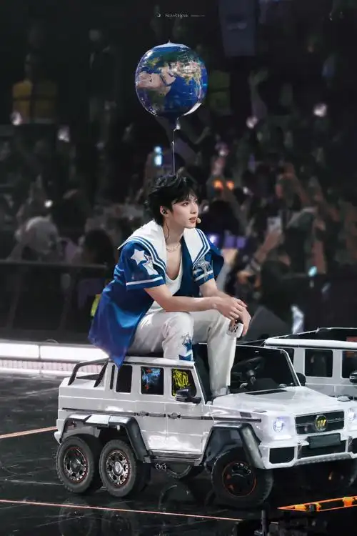 刘耀文超话979397#刘耀文叁重楼暨出道四周年演唱会#·#刘耀文