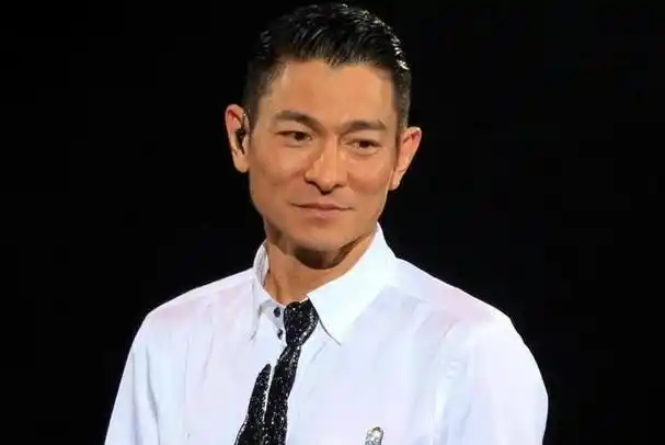 港媒传刘德华62岁再度当爸,当事人三字回应引热议,网友祝福如潮