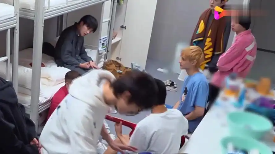 《创造营2021》宿舍群像,泰国小伙感情深,尹浩宇高卿尘公主抱