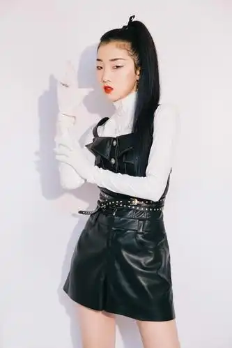 她是火箭少女队长,今启程巴黎时装周,穿蓝色牛仔装帅气十足