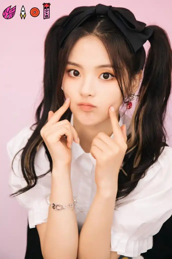 杨超越戴蝴蝶结发饰扎双马尾 穿花朵背带裙元气俏皮