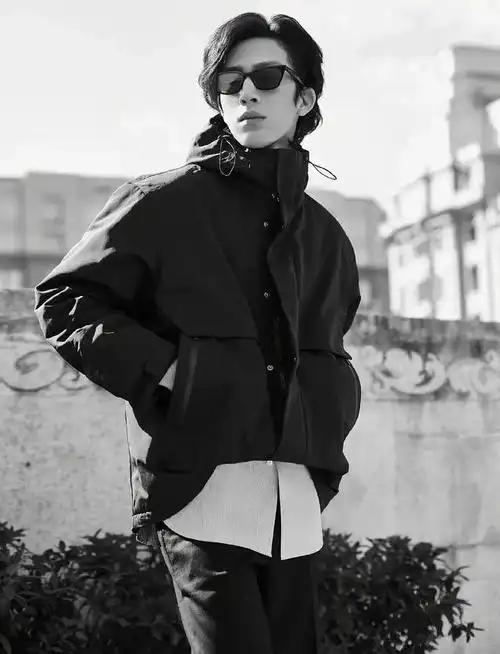 井柏然更不用说,标准的日系慵懒风格,穿上优衣库的衣服就好像是量身