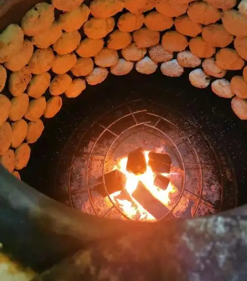 比如烧木炭炉子,一天按10小时算的话在20-25元左右,燃气烧饼炉一天也