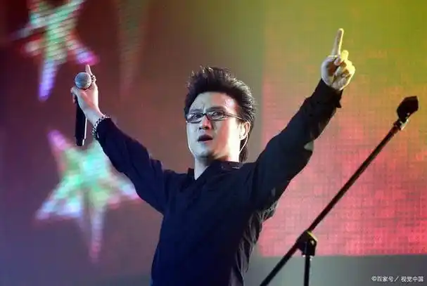 汪峰是一位中国内地的男歌手,音乐创作人,也是摇滚乐队"鲍家街43号"的