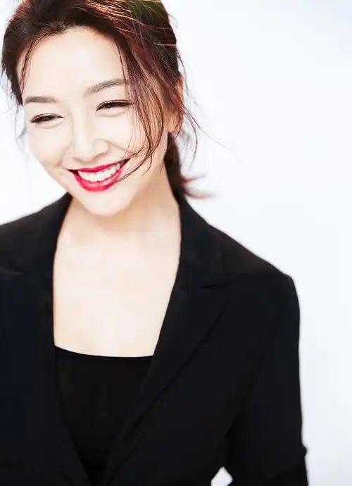 江珊柔美干练优雅气质写真图片34