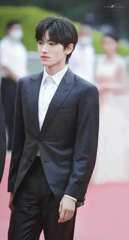 男模亚尊滴帅到了心巴里～丁程鑫的西装造型没有多余的装饰,换在别人