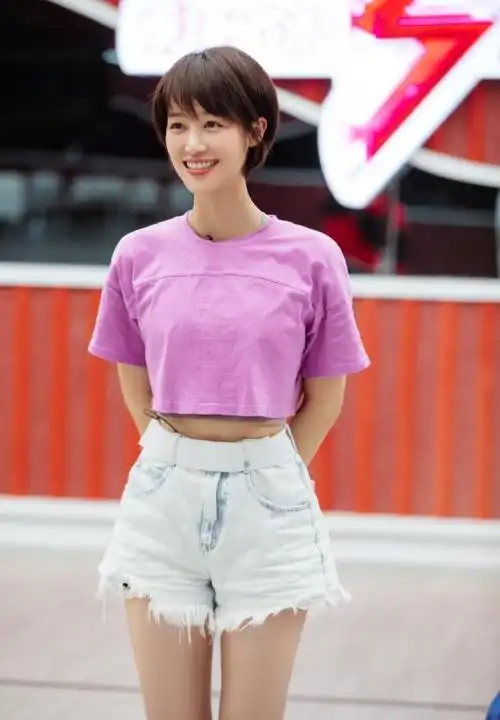 不要低估蓝盈莹的衣品格纹西装大片显女王气质短发酷飒帅气