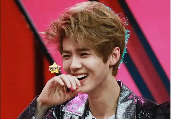 阳光帅气的鹿晗笑起来真的很迷人 不知道要撩倒多少妹子