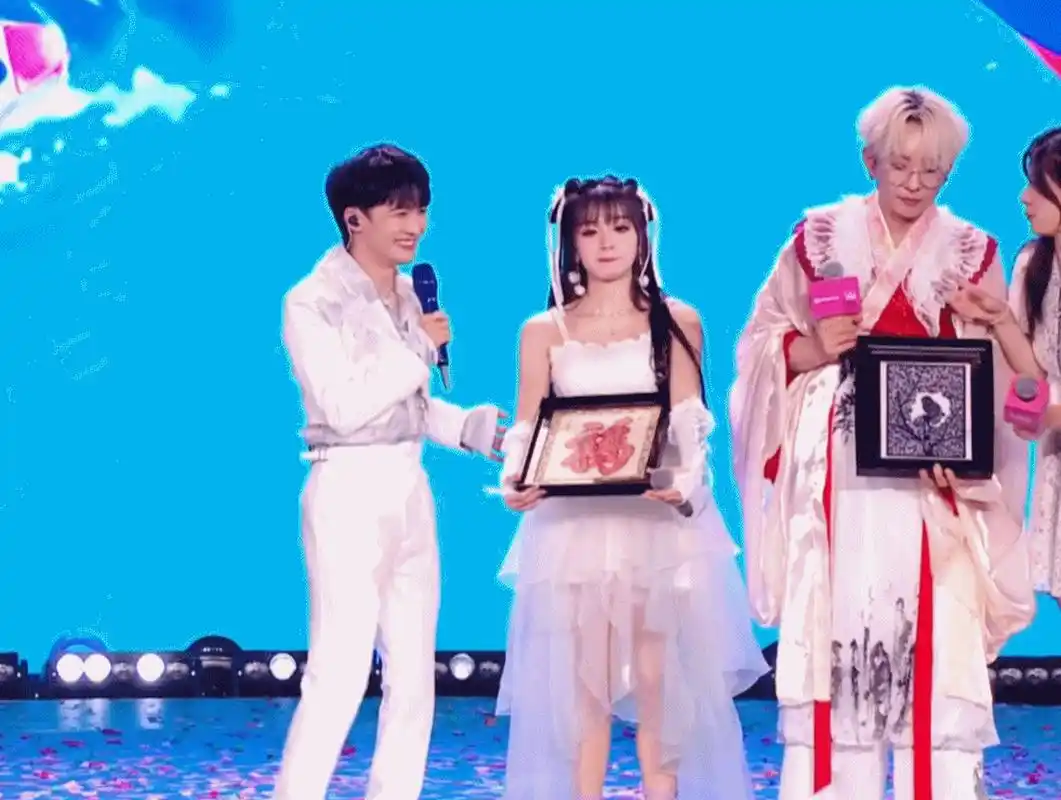 周深和美依礼芽一起演唱《未闻花名》,两个人都好可爱啊,真的超级像漫