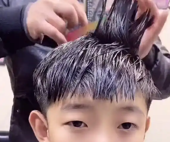 小男孩换了款飞机头发型后,整个人居然变得潇洒起来,女生:成熟了很多