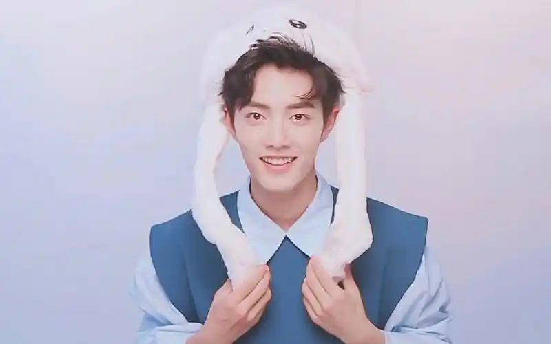 【肖战】兔牙配上兔耳朵,有钱哥哥好可爱啊!