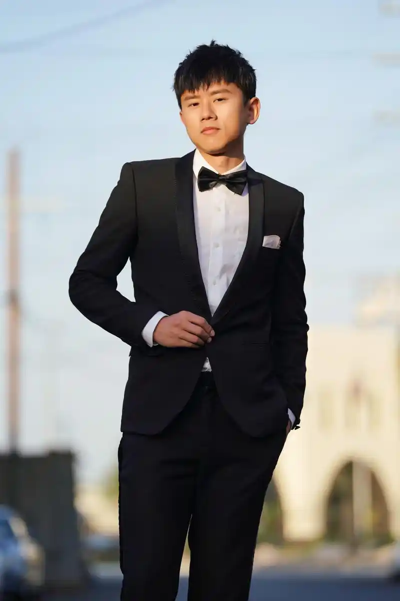 mv拍摄花絮照来咯西装革履,却遇上怪诞惊奇,今晚张杰太原演唱会上