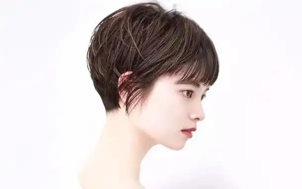 短卷发怎样才不显老呢(中短卷发怎么不显老)(23)