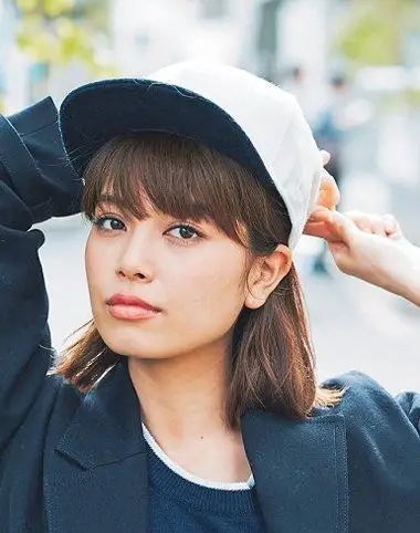 平刘海怎么样最好看 女生平刘海怎么戴棒球帽