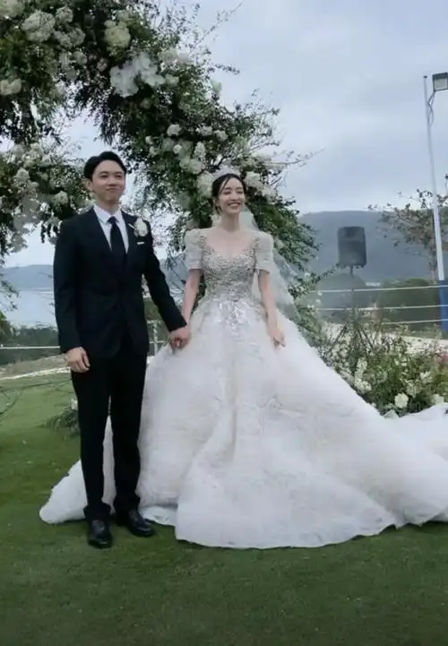 新年首位女星大婚29岁晁然海边出嫁和老公郎才女貌画面甜蜜