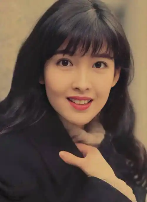 在没有美颜ps的年代,玉女掌门人周慧敏,依旧美的那么惊艳!