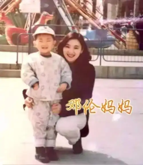 邓伦与妈妈合照曝光家庭背景很强大难怪他看不上杨紫