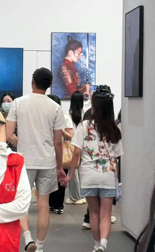 王彦霖陪妻女追星易烊千玺,艾佳妮牵手老公撒娇超甜蜜_女儿_妻子_照片