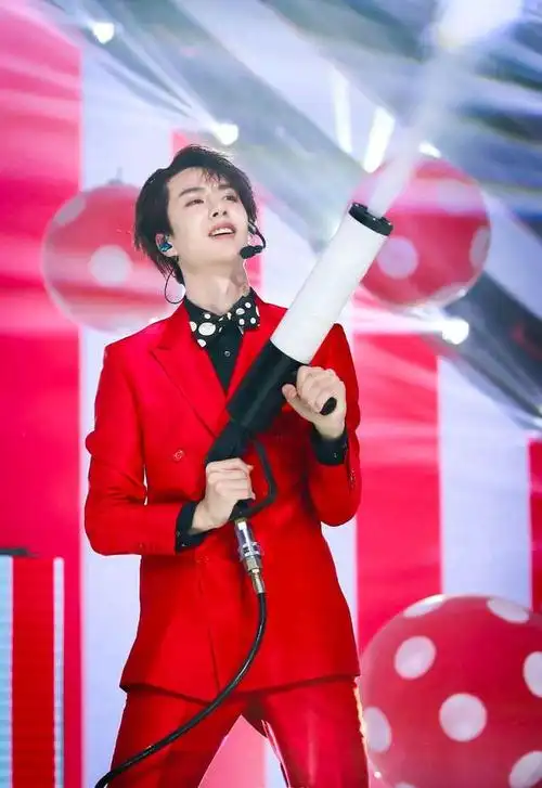 王一博:椰啵穿西装太有魅力了!又a又帅,我最喜欢的是红西装了!