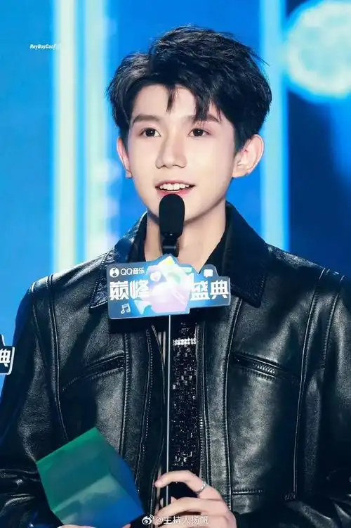 王源绿海##qq音乐巅峰盛典##王源出席qq音乐巅峰盛典