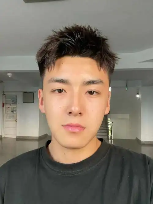 男生理发不要只会"稍微剪短",这3款发型潮流帅气,可以去尝试!